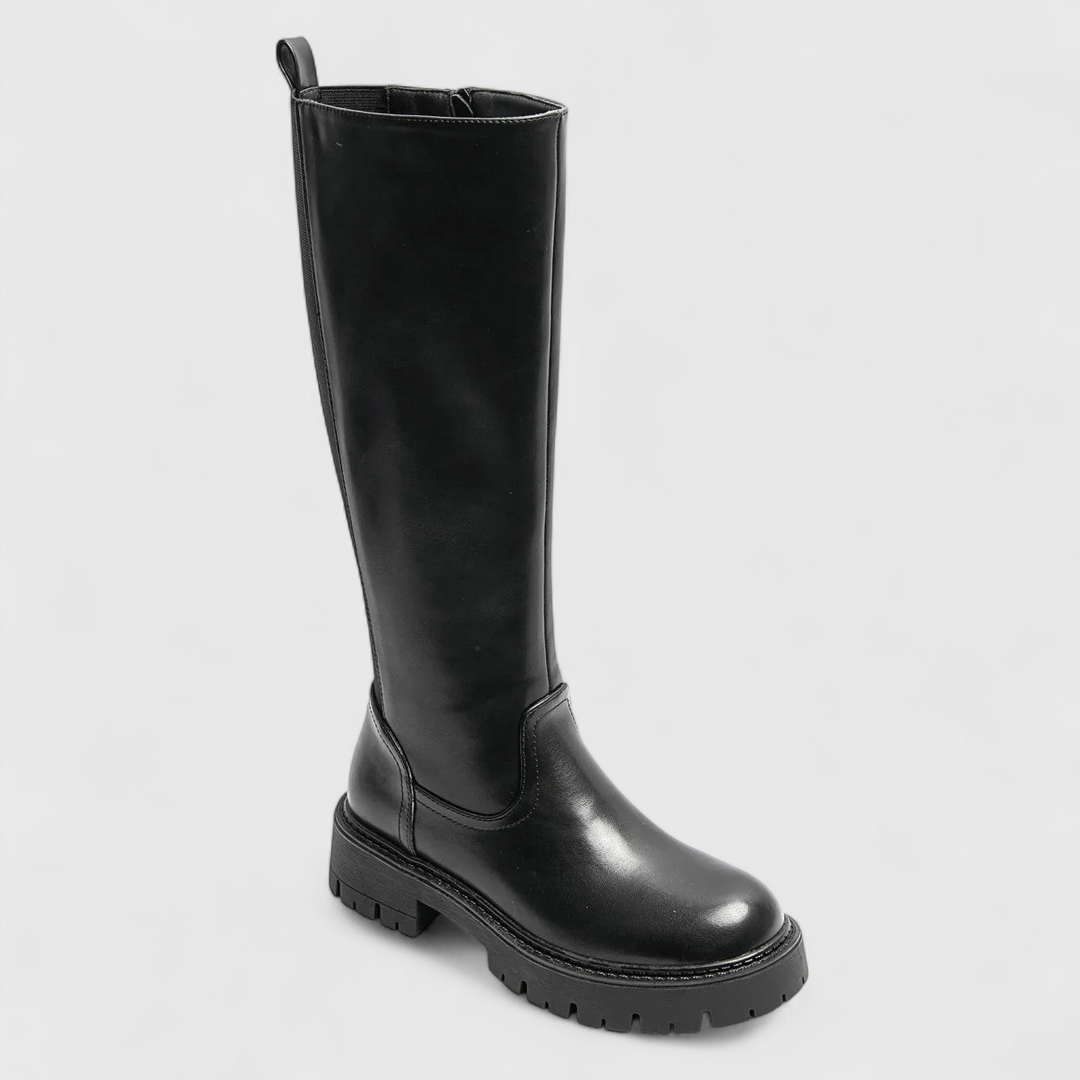 Ylva™ – Classic Black Boots Clara Monroe