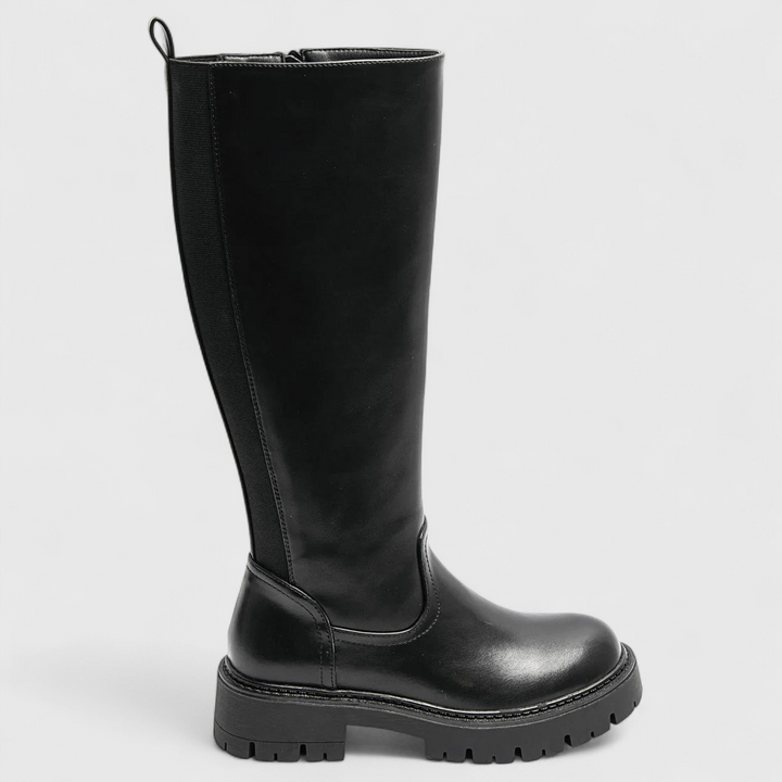 Ylva™ – Classic Black Boots Clara Monroe